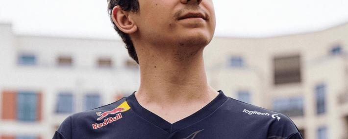 G2战队来得太早了，拳头还没准备训练地，被拍到在天津网吧里训练