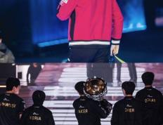 《英雄联盟》官方祝賀(hè)Faker三連(lián)冠：2017不(bù)再是(shì)遗憾！