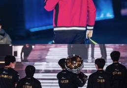 《英雄联盟》官方祝賀(hè)Faker三連(lián)冠：2017不(bù)再是(shì)遗憾！