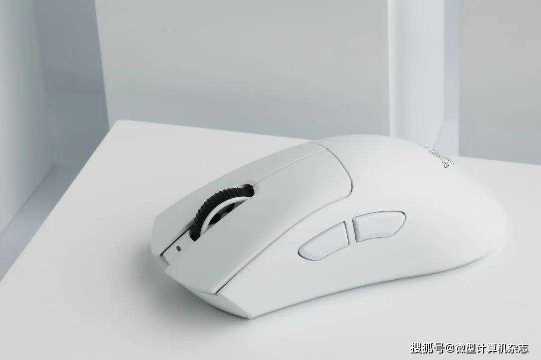 拔(bá)擢核心性(xìng)能,诉諸(zhū)專(zhuān)业电竞!雷蛇炼狱蝰蛇V4專(zhuān)业版无線(xiàn)游戏鼠标