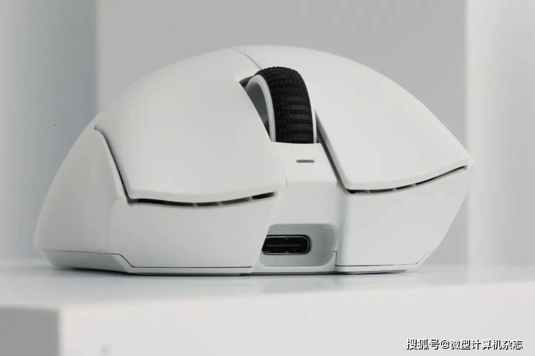 拔(bá)擢核心性(xìng)能,诉諸(zhū)專(zhuān)业电竞!雷蛇炼狱蝰蛇V4專(zhuān)业版无線(xiàn)游戏鼠标