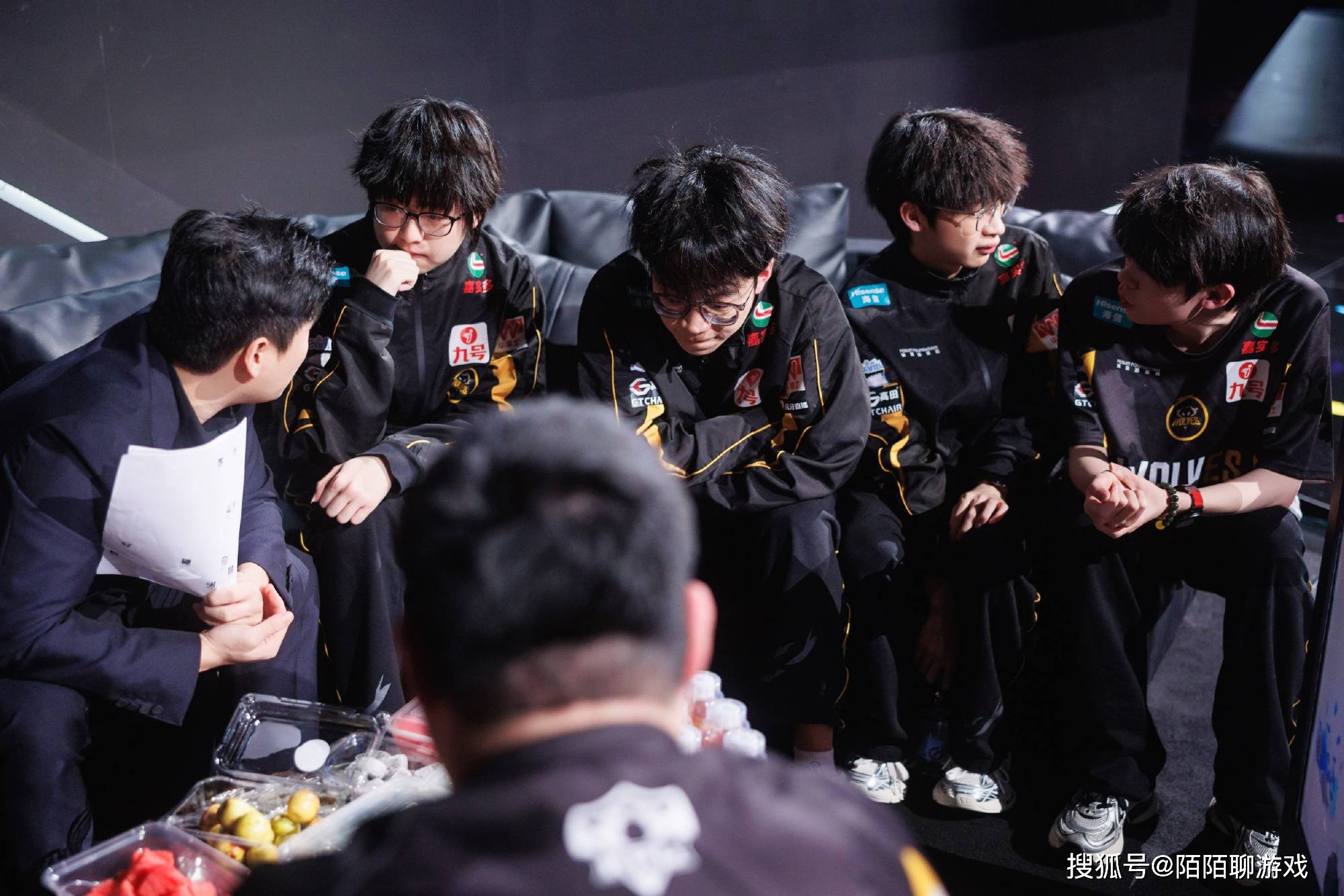 回看狼队和WB的比赛，用两个字就能总结，狼队年总也是“杨白劳”！