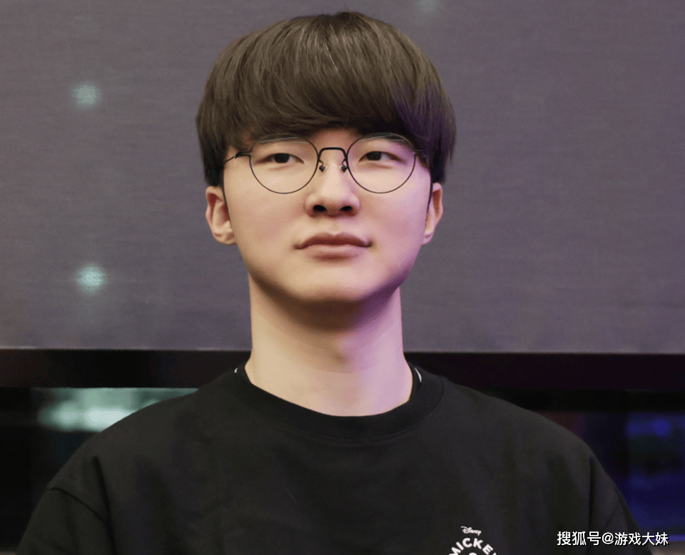 LOL比赛暂停长达3小时，选手打开直播看比赛，被官方禁赛处罚