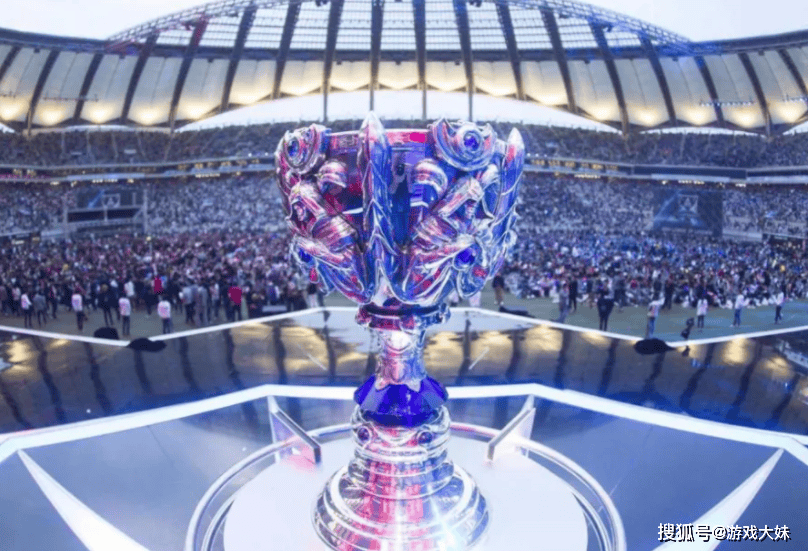 G2战队来得太早了，拳头还没准备训练地，被拍到在天津网吧里训练