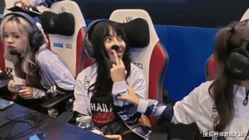 王(wáng)者荣耀(yào)選(xuǎn)手比赛中使(shǐ)用(yòng)作弊軟(ruǎn)件，被(bèi)发现后對(duì)著(zhe)鏡(jìng)頭(tóu)竪(shù)中指，被(bèi)緊(jǐn)急换下