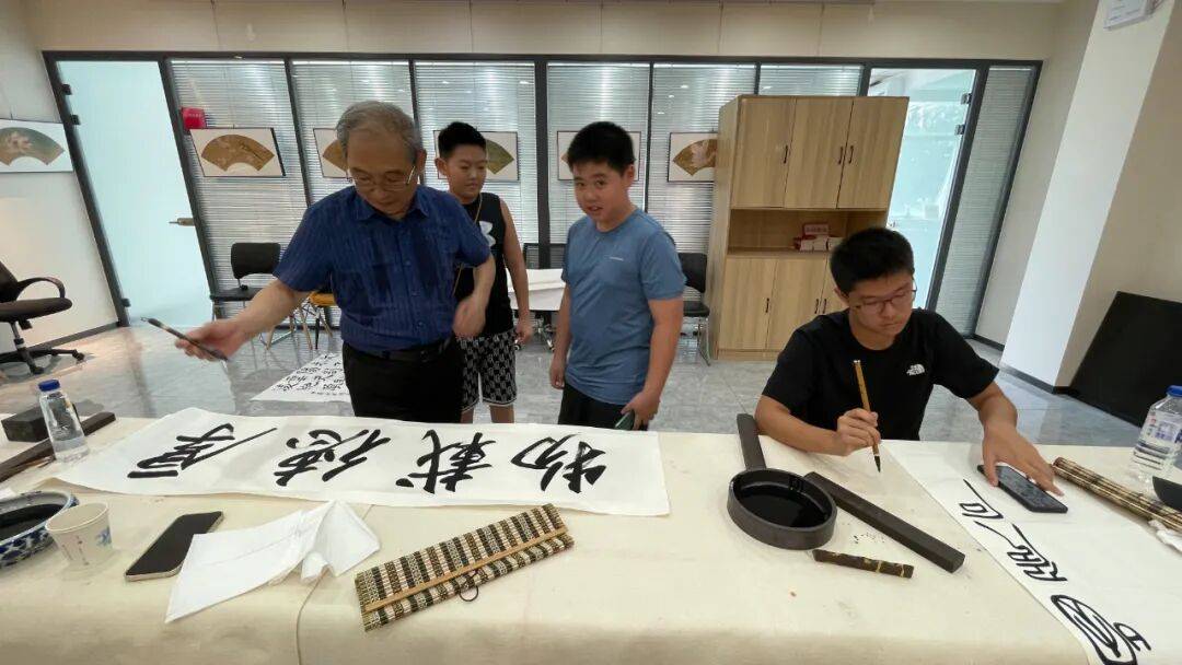 大(dà)爷们,都(dōu)去哪了?