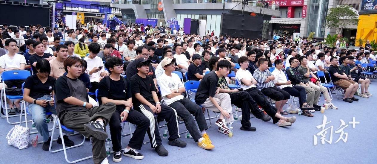 大(dà)湾區(qū)電(diàn)竞迷(mí)再聚(jù)萬(wàn)江,LOL峡谷传奇观赛派對(duì)落幕