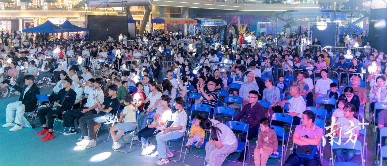 大(dà)湾區(qū)電(diàn)竞迷(mí)再聚(jù)萬(wàn)江,LOL峡谷传奇观赛派對(duì)落幕