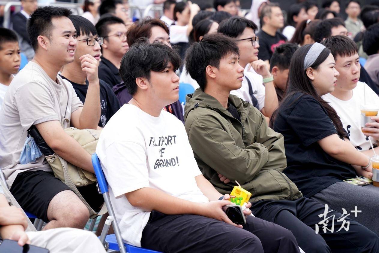 大(dà)湾區(qū)電(diàn)竞迷(mí)再聚(jù)萬(wàn)江,LOL峡谷传奇观赛派對(duì)落幕