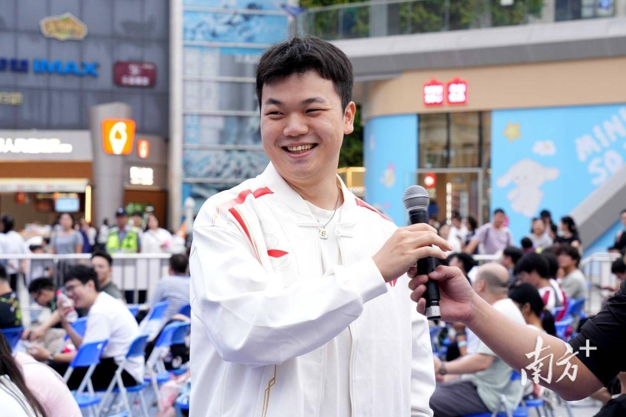 大(dà)湾區(qū)電(diàn)竞迷(mí)再聚(jù)萬(wàn)江,LOL峡谷传奇观赛派對(duì)落幕